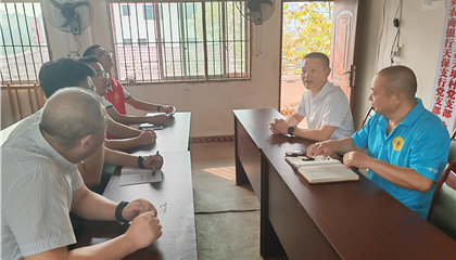 向誠率隊到聯(lián)系村宣講黨的二十屆三中全會、省委十二屆六次全會精神并調(diào)研督導(dǎo)駐村幫扶工作